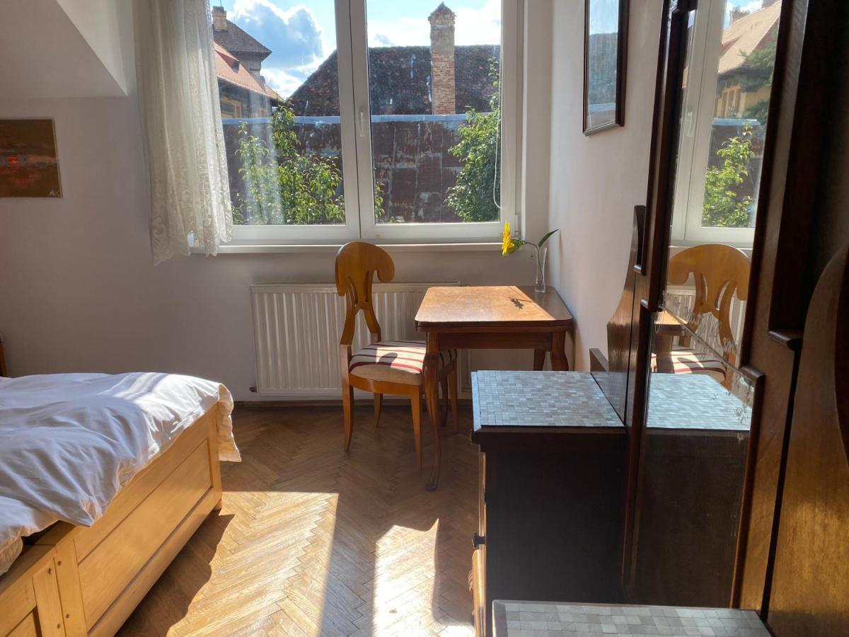 Rose'S Oldtown Apartment Brasov Bagian luar foto