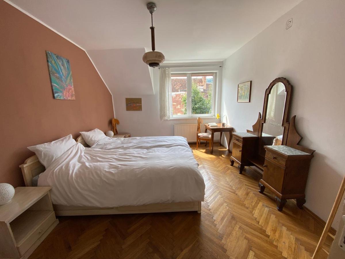 Rose'S Oldtown Apartment Brasov Bagian luar foto