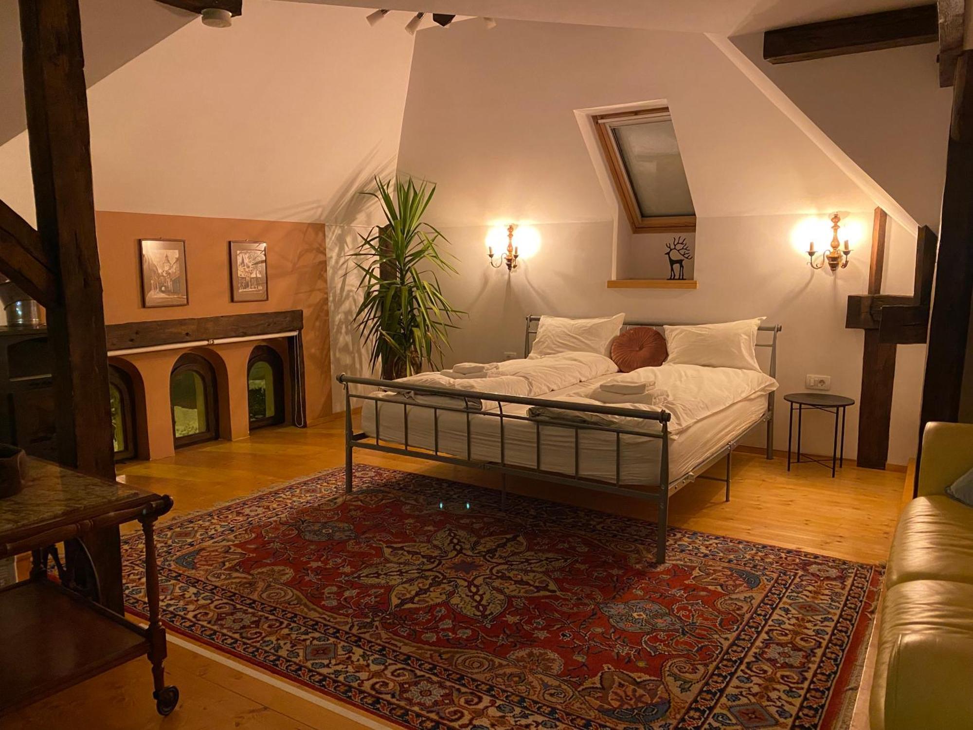 Rose'S Oldtown Apartment Brasov Bagian luar foto